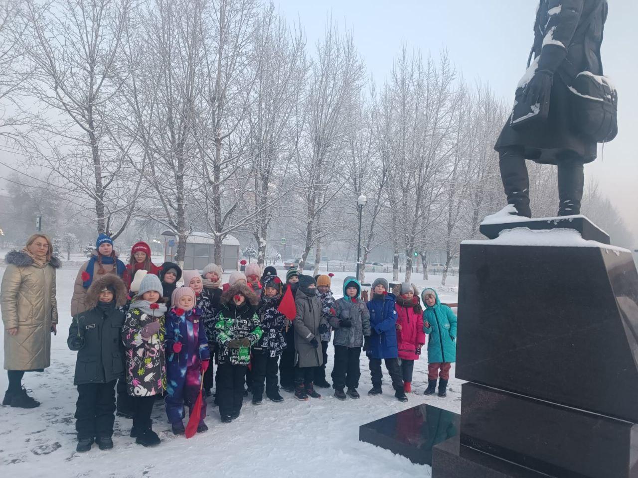 Возложение цветов.